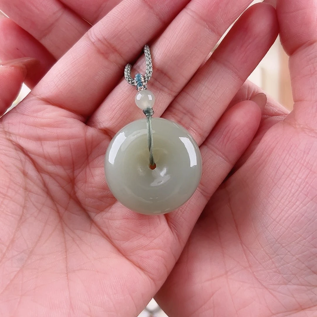 撒***福和田玉未镶嵌颈饰