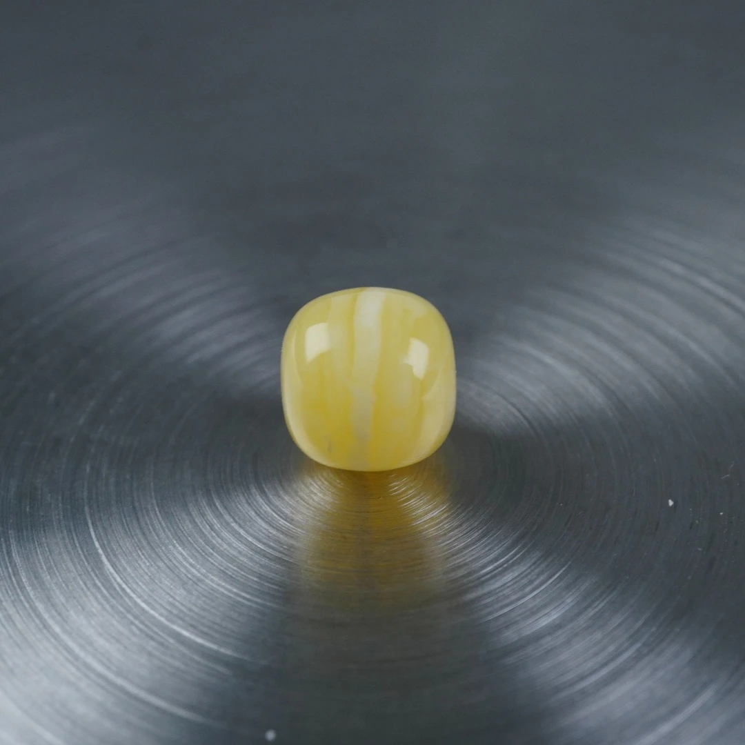 黄白妖花“一线天”老型尺寸9.1*8.5mm琥珀蜜蜡文玩搭配