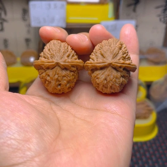 文玩核桃吊坠白狮