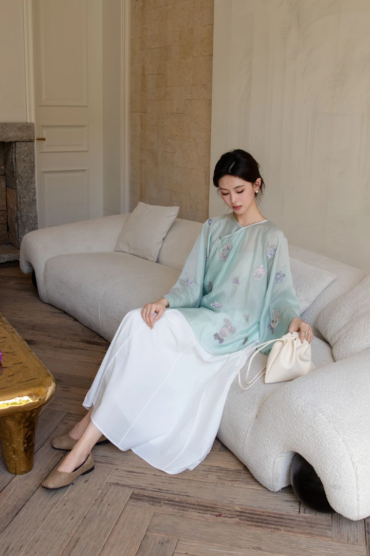 只此青绿| 2025夏新款轻盈亲肤复古国风外套宝瓶绣花新中式上衣女