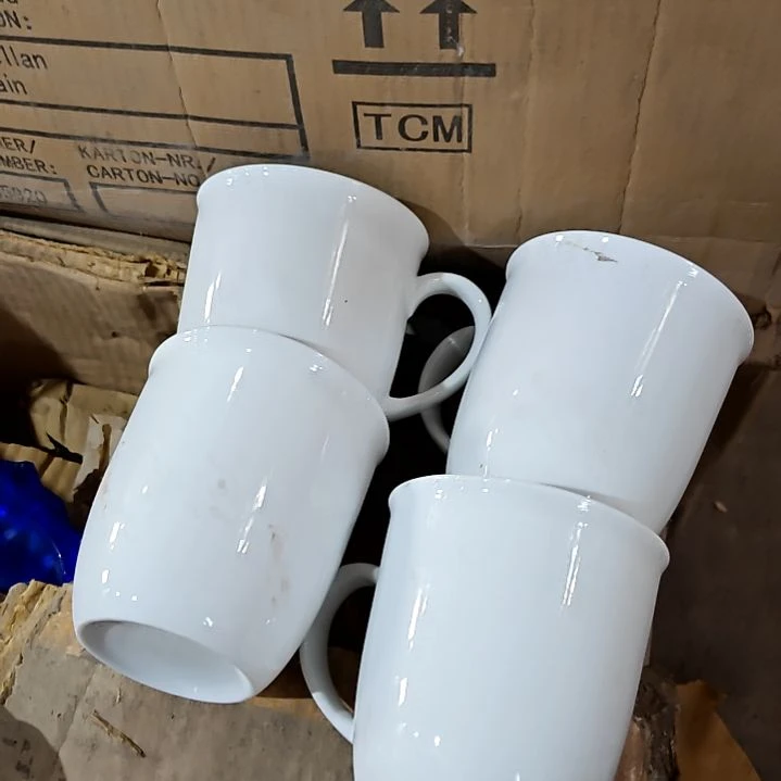 盘子碗茶壶啥都有