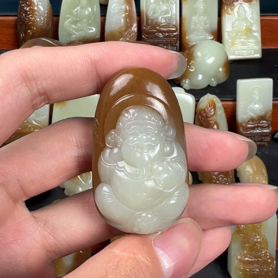 追***者和田玉未镶嵌颈饰