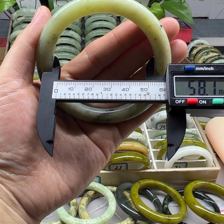 蛇纹石玉未镶嵌手镯65