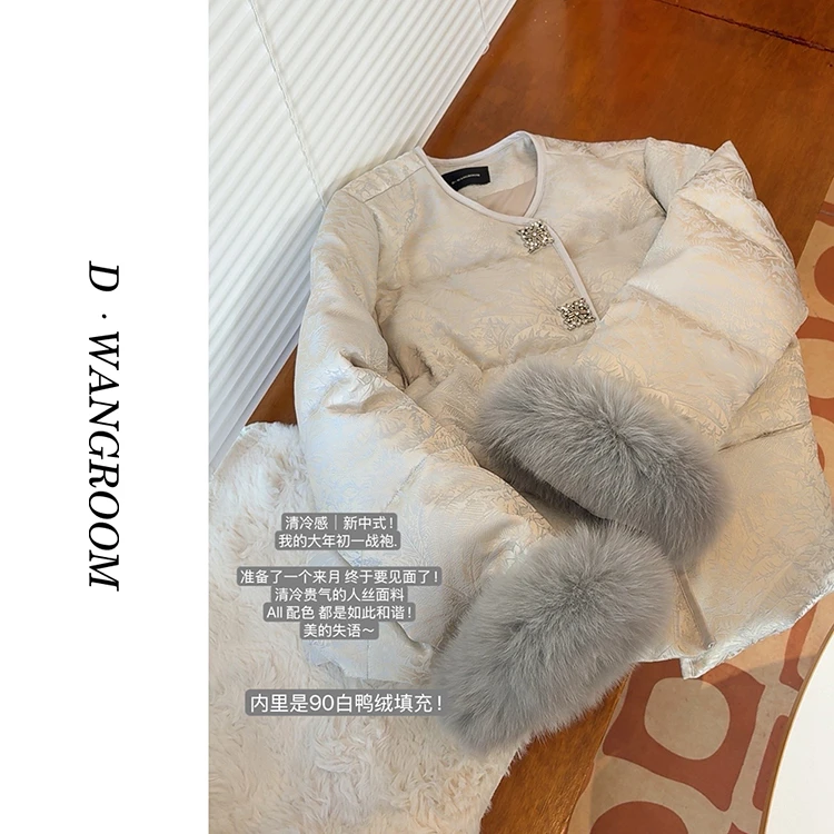丁小晗【新中式大女主】“高定清冷感+真毛毛袖！”圆领羽绒服H58862