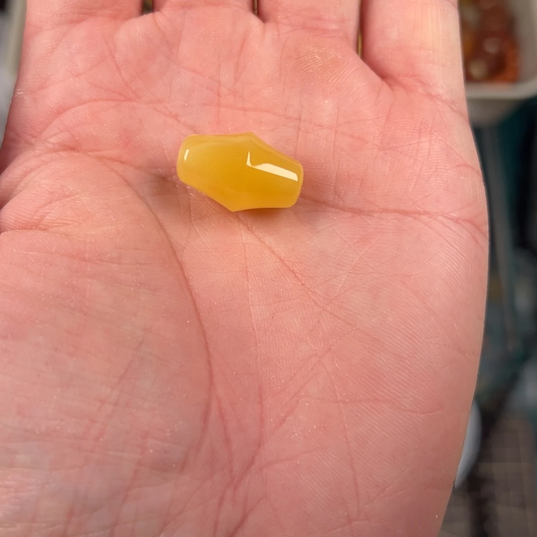 琥珀裸石未镶嵌请**叔鸡油黄蜜蜡异型珠子