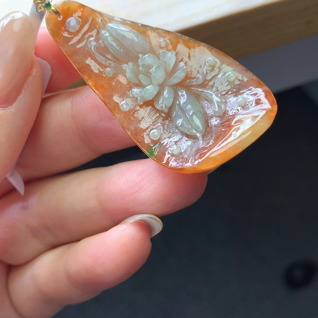 翡翠18K金镶嵌颈饰吊坠