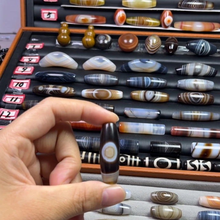 乾***—玛瑙/玉髓未镶嵌颈饰