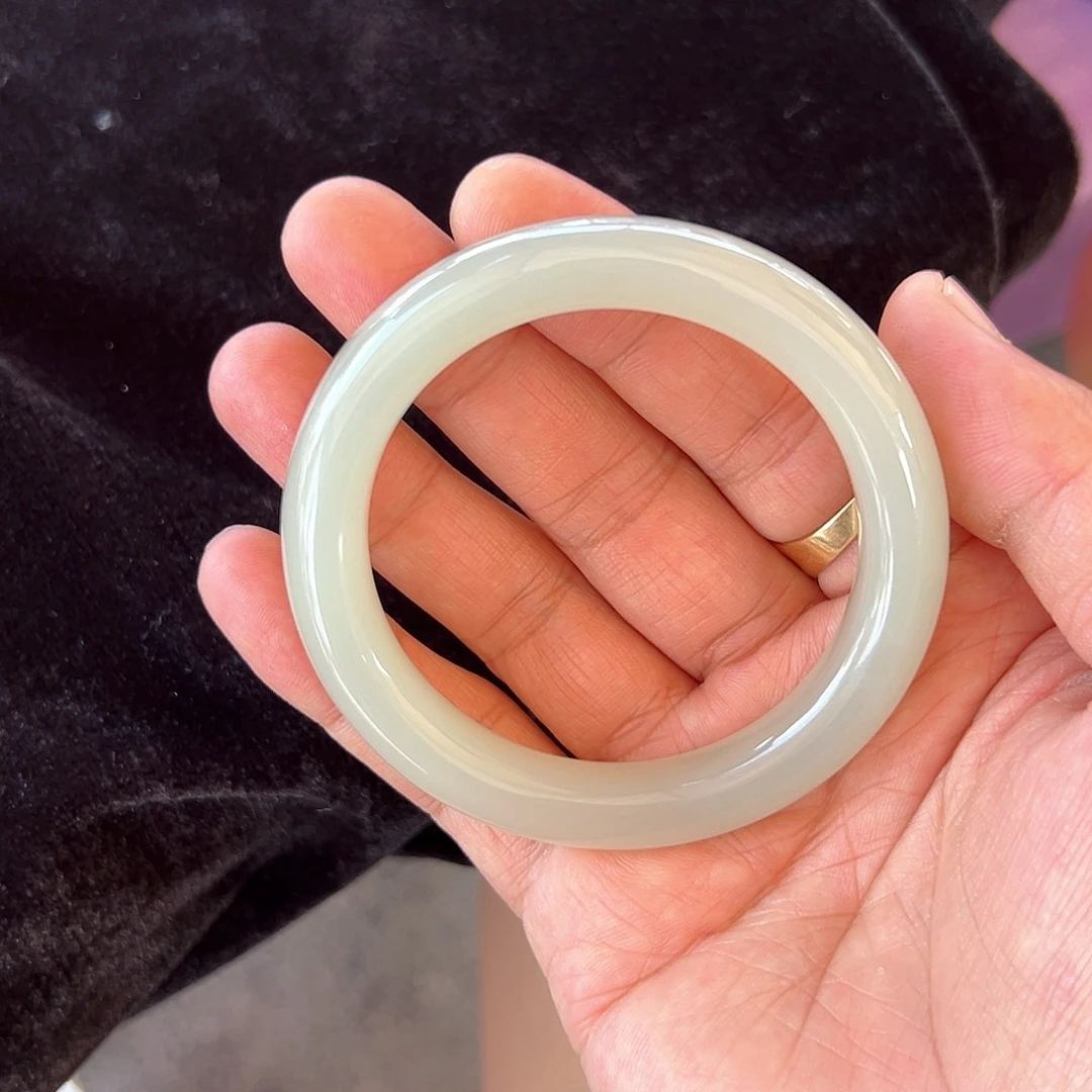 和田玉手镯未镶嵌真便宜好东西