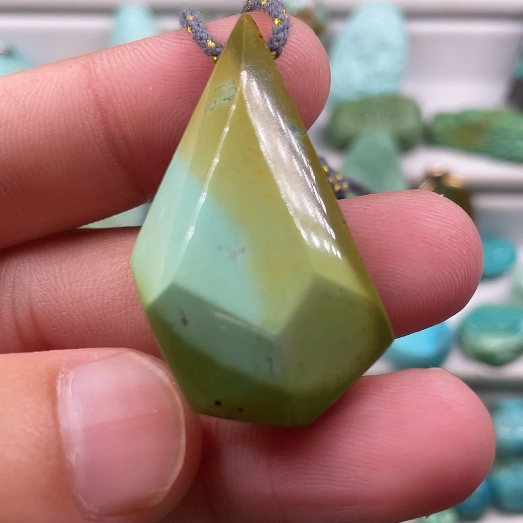 绿松石未镶嵌颈饰