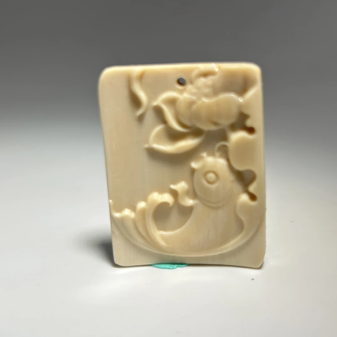 猛犸牙雕年年有余吊坠35*27*4mm假一罚四X1377