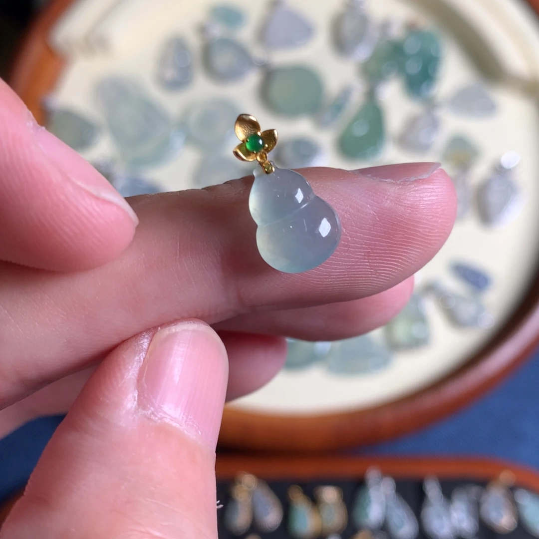 翡翠18K金镶嵌颈饰葫芦