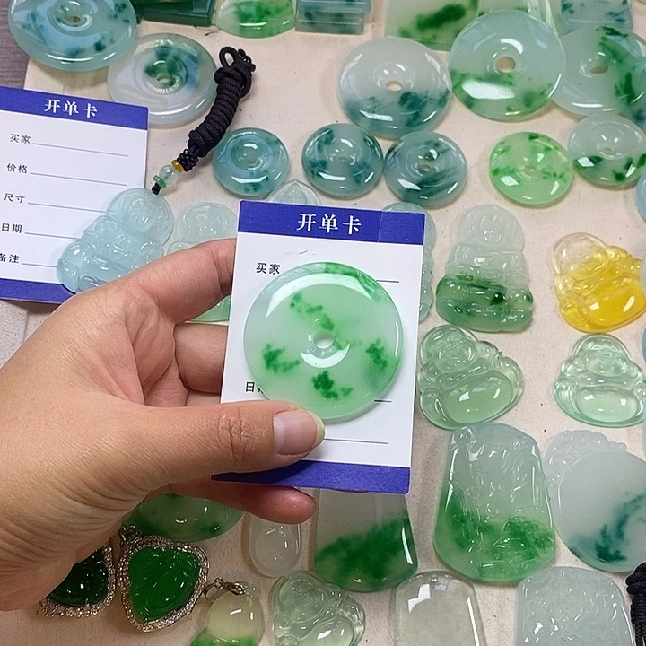 小***爸翡翠未镶嵌颈饰平安扣