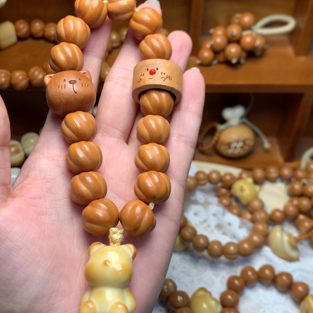 猴头核桃吊坠卷卷酥手持定制