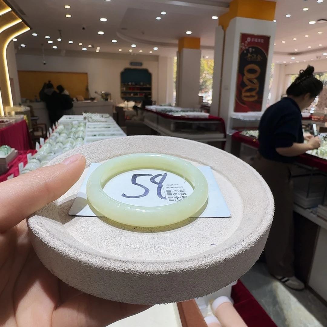 静****和田玉未镶嵌手镯129