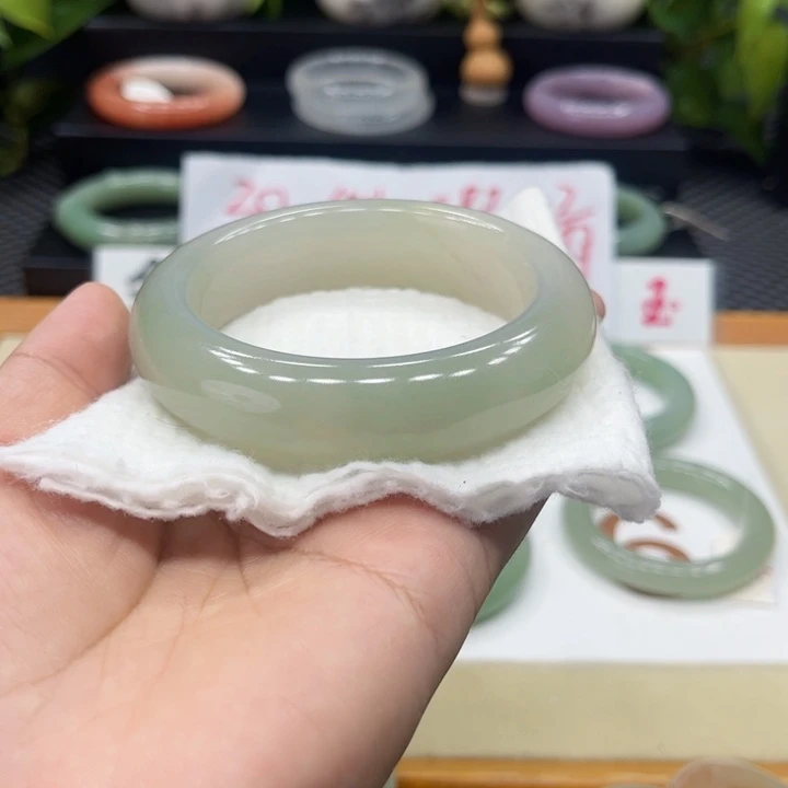 石英质玉手镯未镶嵌ᝰ****?