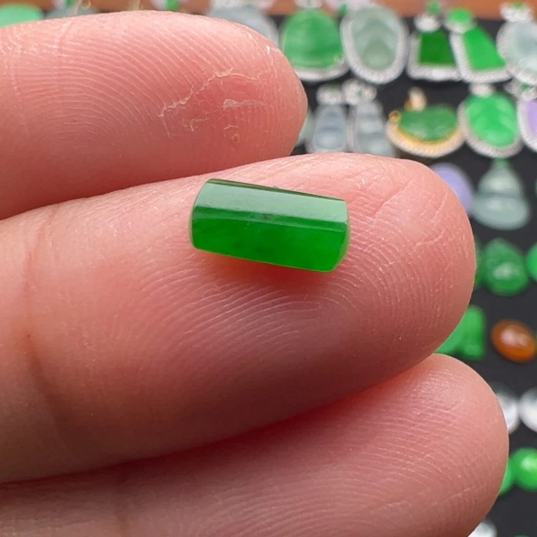 翡翠颈饰未镶嵌马鞍7.9