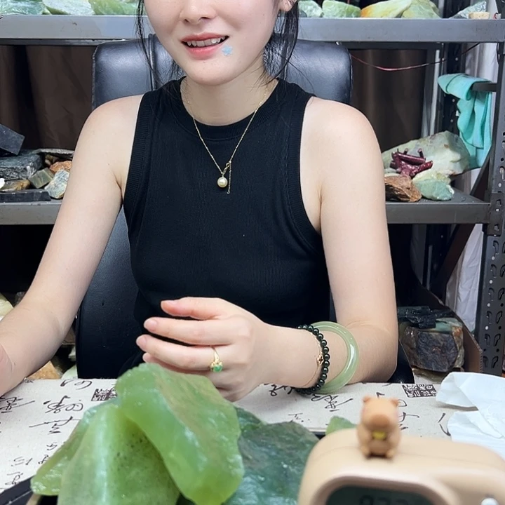 蛇纹石玉未镶嵌珠宝奇石1