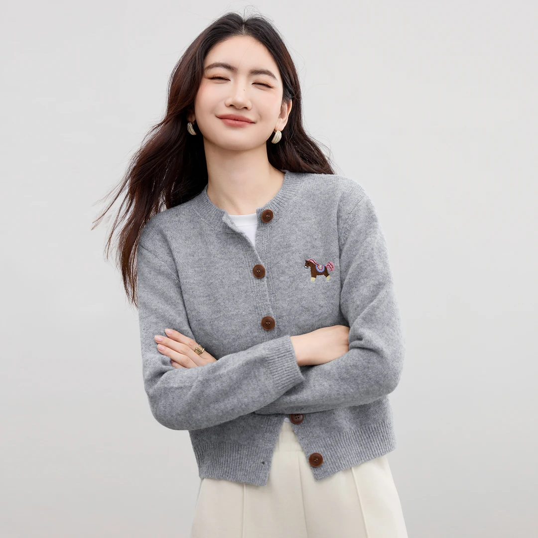 尚都比拉通勤小马刺绣圆领撞色单排扣落肩长袖超弹开衫毛衣B2690