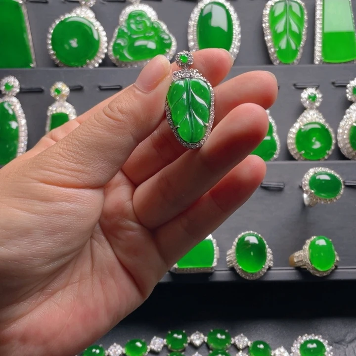 翡翠颈饰未镶嵌翡翠吊坠