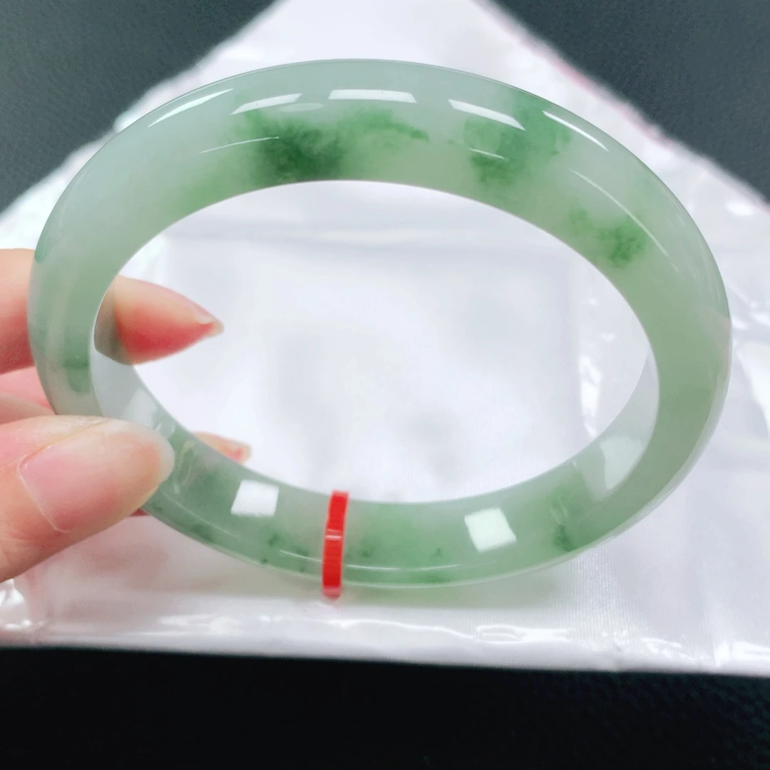 翡翠手镯未镶嵌61圈