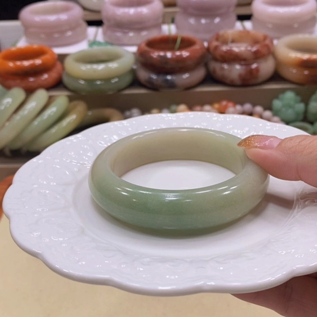 【闪购商品】未镶嵌手镯石英质玉