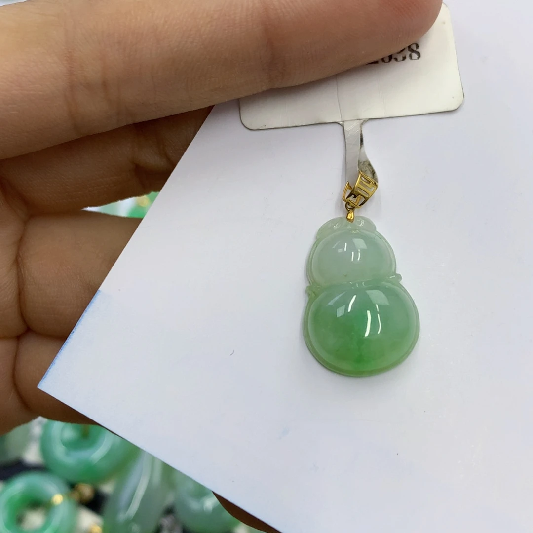 翡翠18K金镶嵌颈饰翡翠