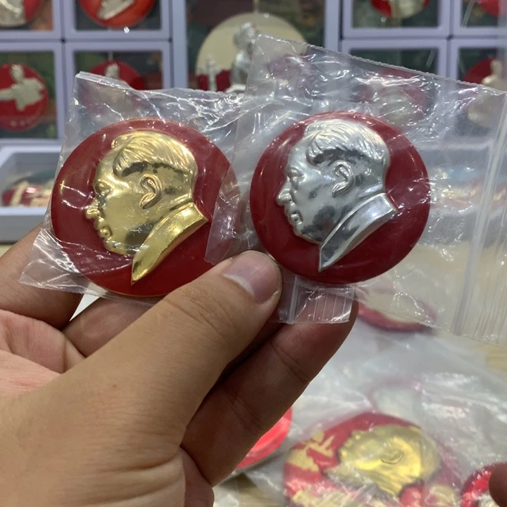 其他普通金属金银两枚帽徽漆文像