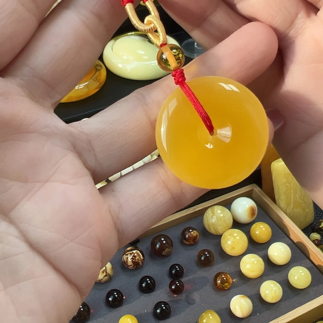 琥珀颈饰未镶嵌平安扣