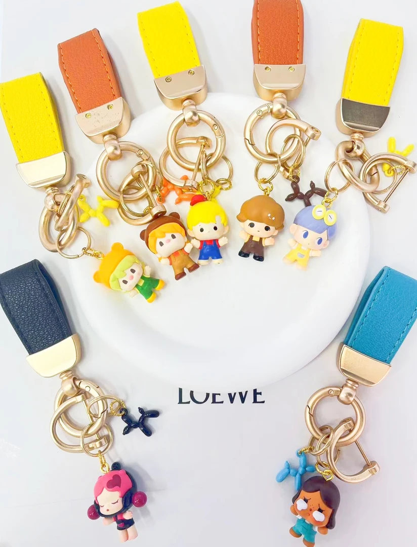 新款泡泡玛特坐姿萌粒皮扣车钥匙挂件情侣包包挂饰可爱卡通