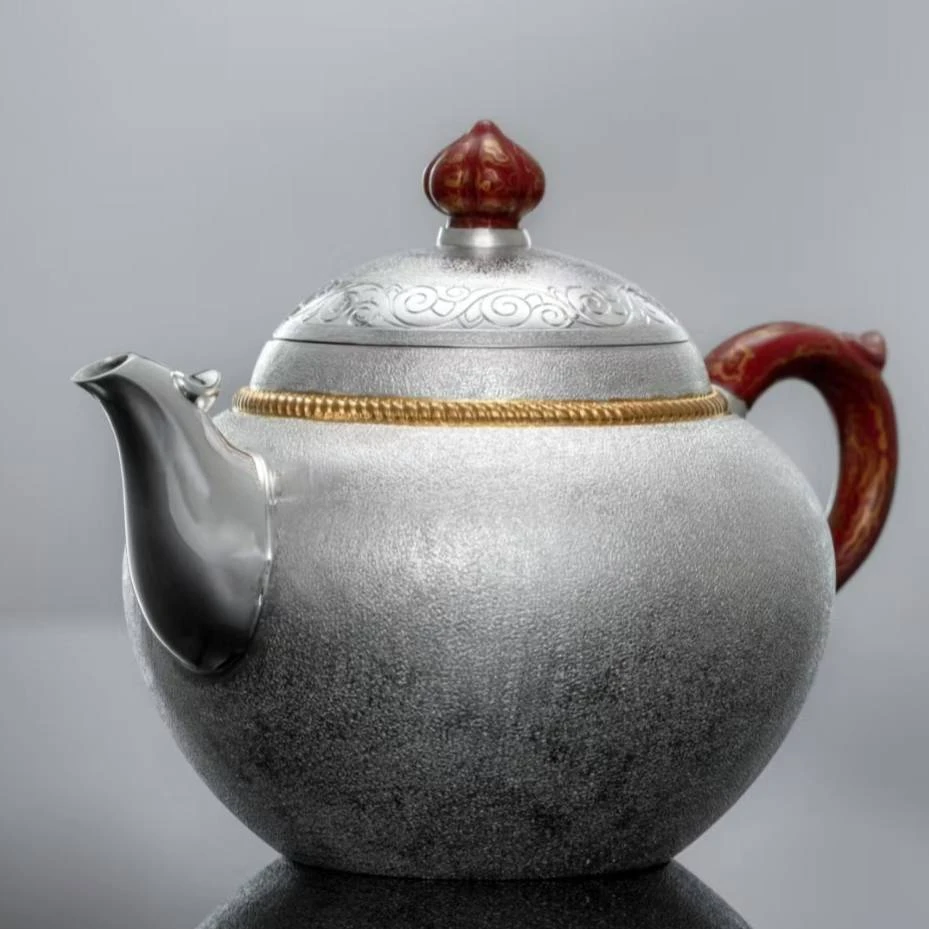 DZ0032 呆坐 | 手敲雪花纹錾刻鎏金有凤来仪如意壶银壶容量：150ML