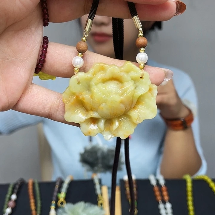 蛇纹石玉未镶嵌颈饰