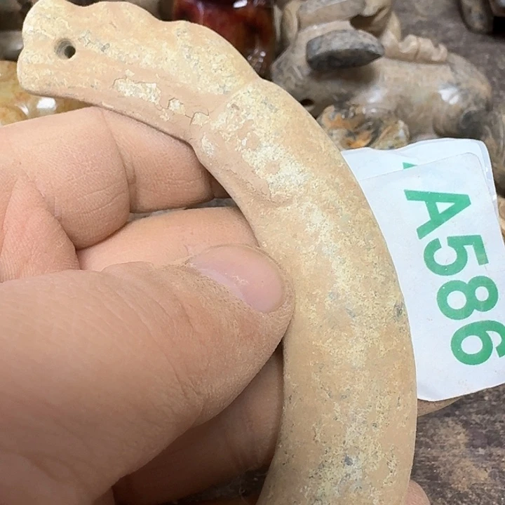 蛇纹石玉颈饰未镶嵌