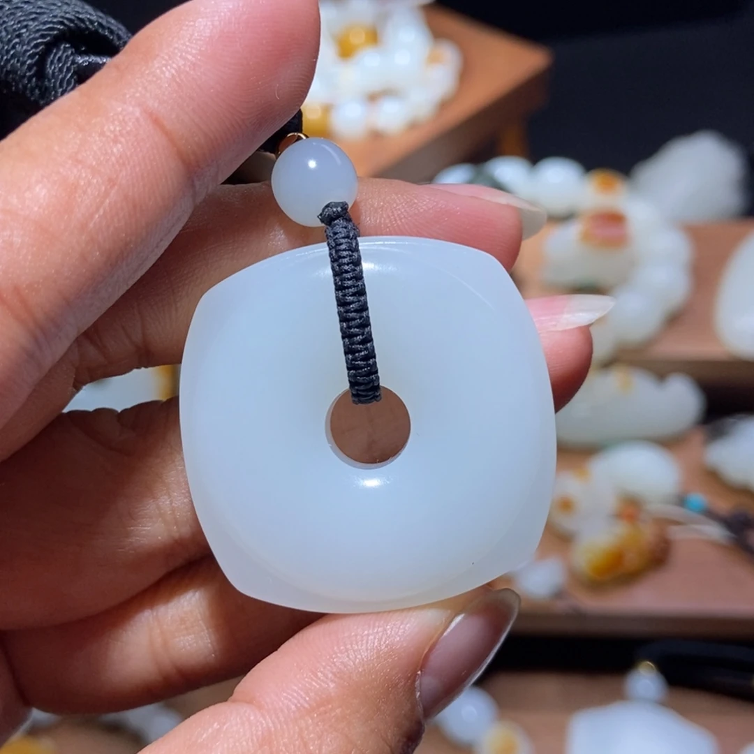 来***茶和田玉未镶嵌颈饰