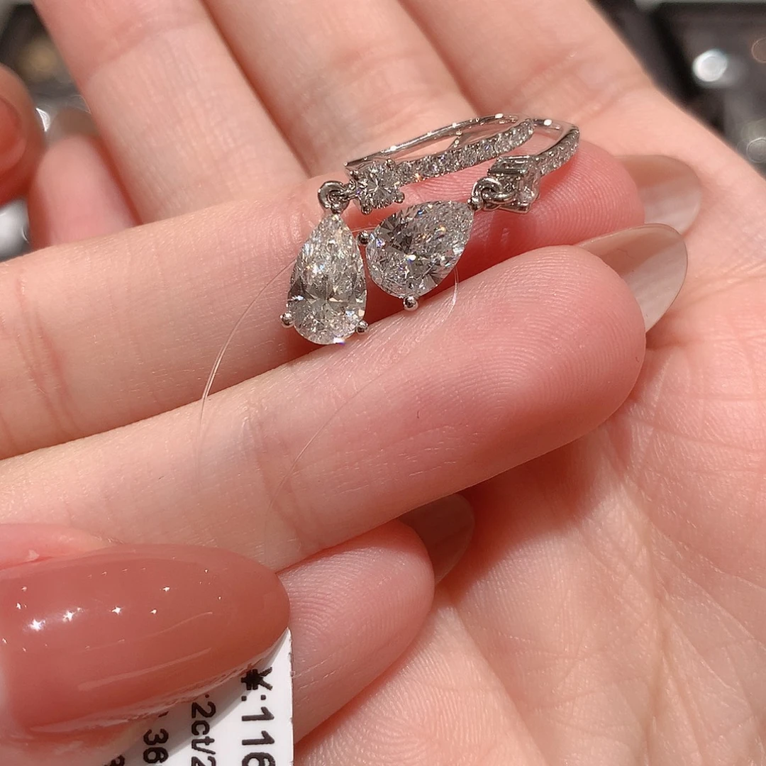 铂Pt950镶嵌合成钻石水滴耳坠