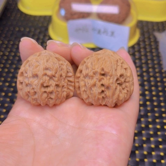 文玩核桃吊坠白狮子
