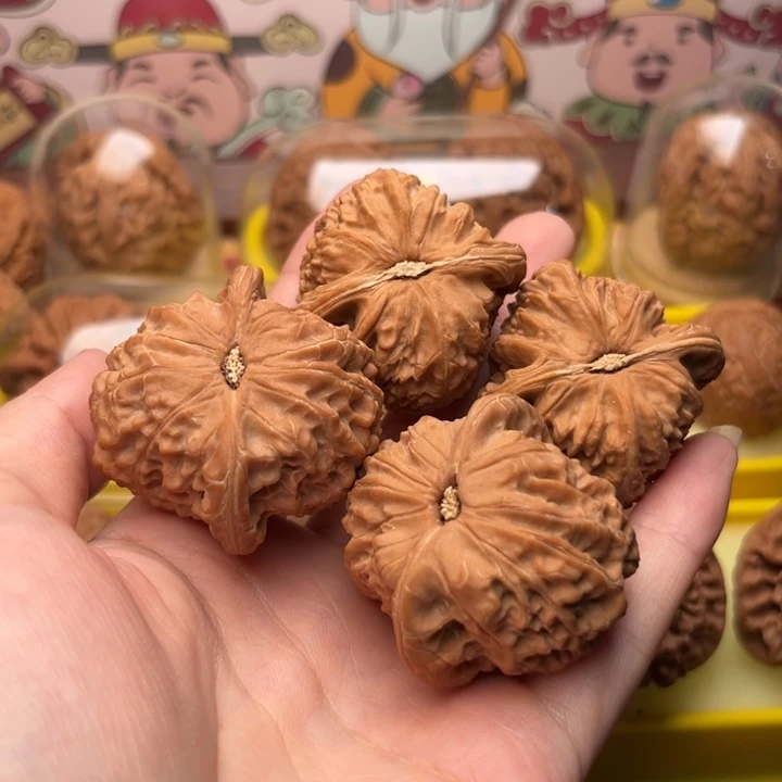 呐***哥文玩核桃把件2045血麒麟，白狮子