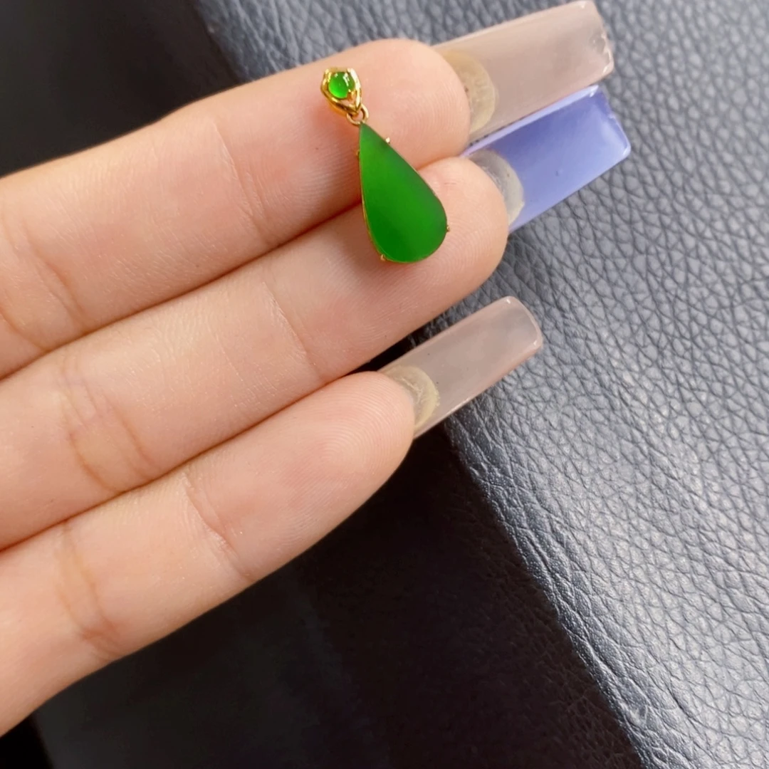 翡翠18K金镶嵌颈饰翡翠