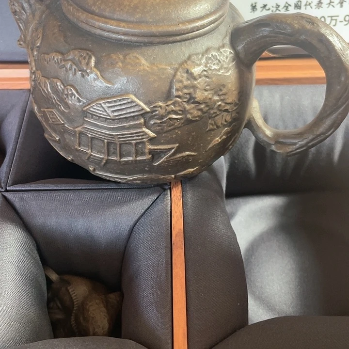 紫砂茶壶原矿泥料手工制作紫砂壶。