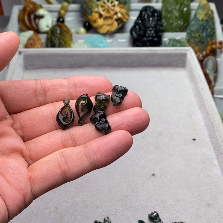 蜉***悠蛇纹石玉未镶嵌颈饰