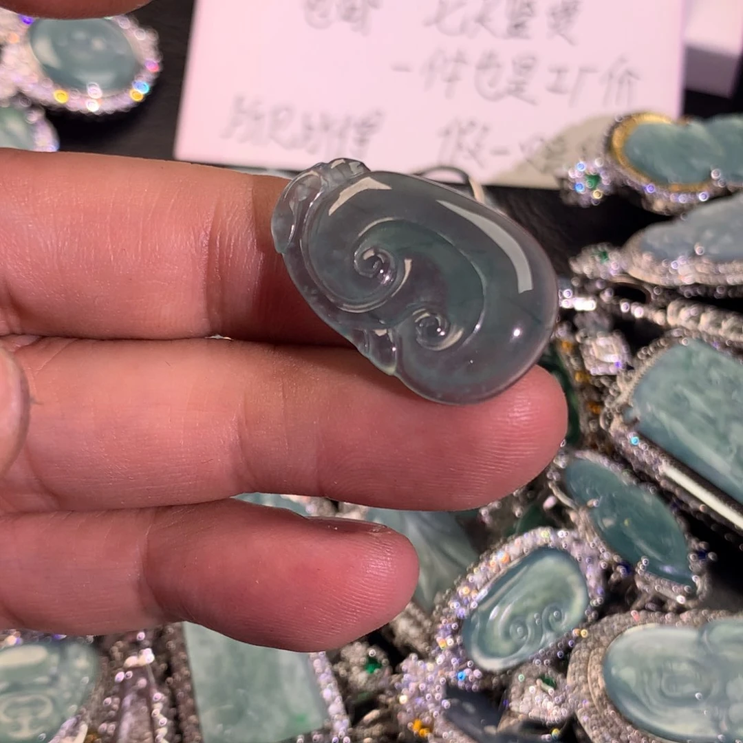 翡翠颈饰未镶嵌如意