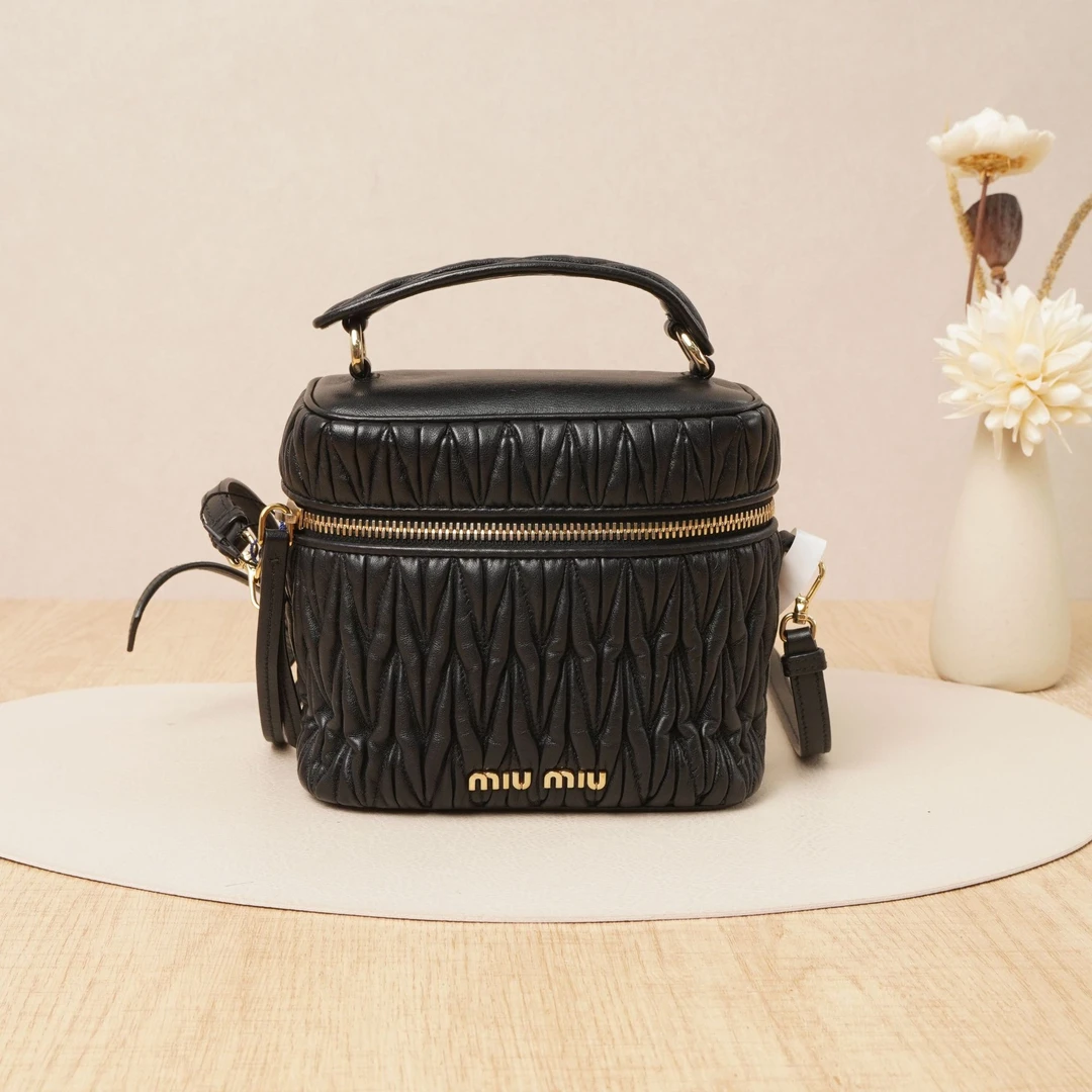 95新 MIU MIU/缪缪 褶皱手提化妆包黑色羊皮/肩带/DS026912