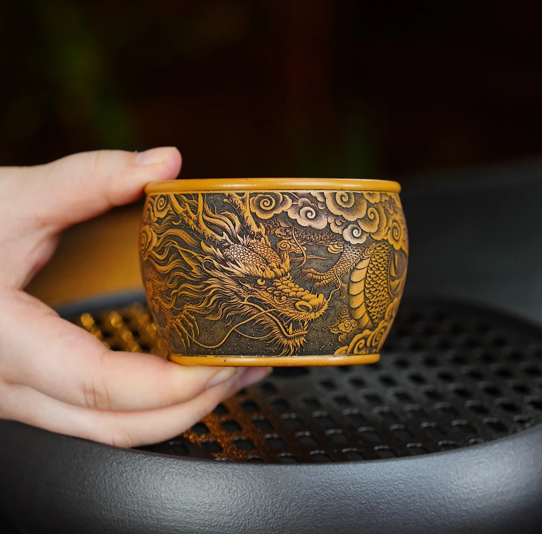 051 宜兴原矿紫砂葵黄段泥手工刻绘龙行天下主人杯双层底高端茶杯