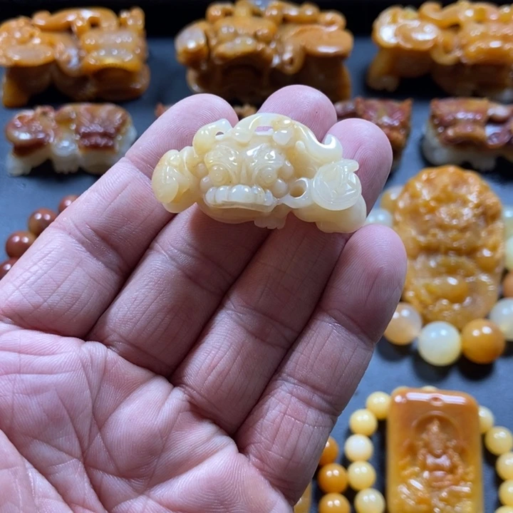 石英质玉（黄龙玉）未镶嵌颈饰