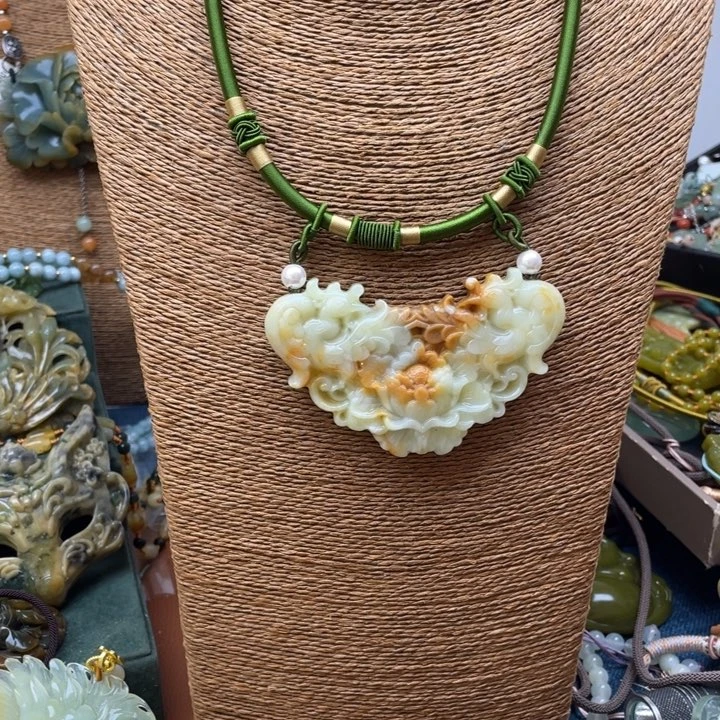 蛇纹石玉未镶嵌吊坠