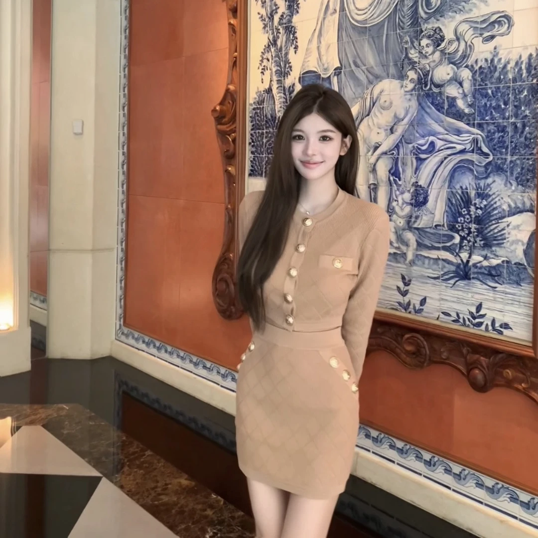 FAY【魅惑伦敦】华丽高贵狮子头金属扣高密针织短款开衫半裙套装