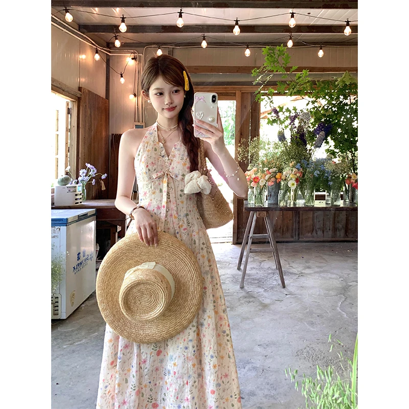 2025夏季爆款花游记V领挂脖露背碎花刺绣小众收腰连衣裙长裙女装