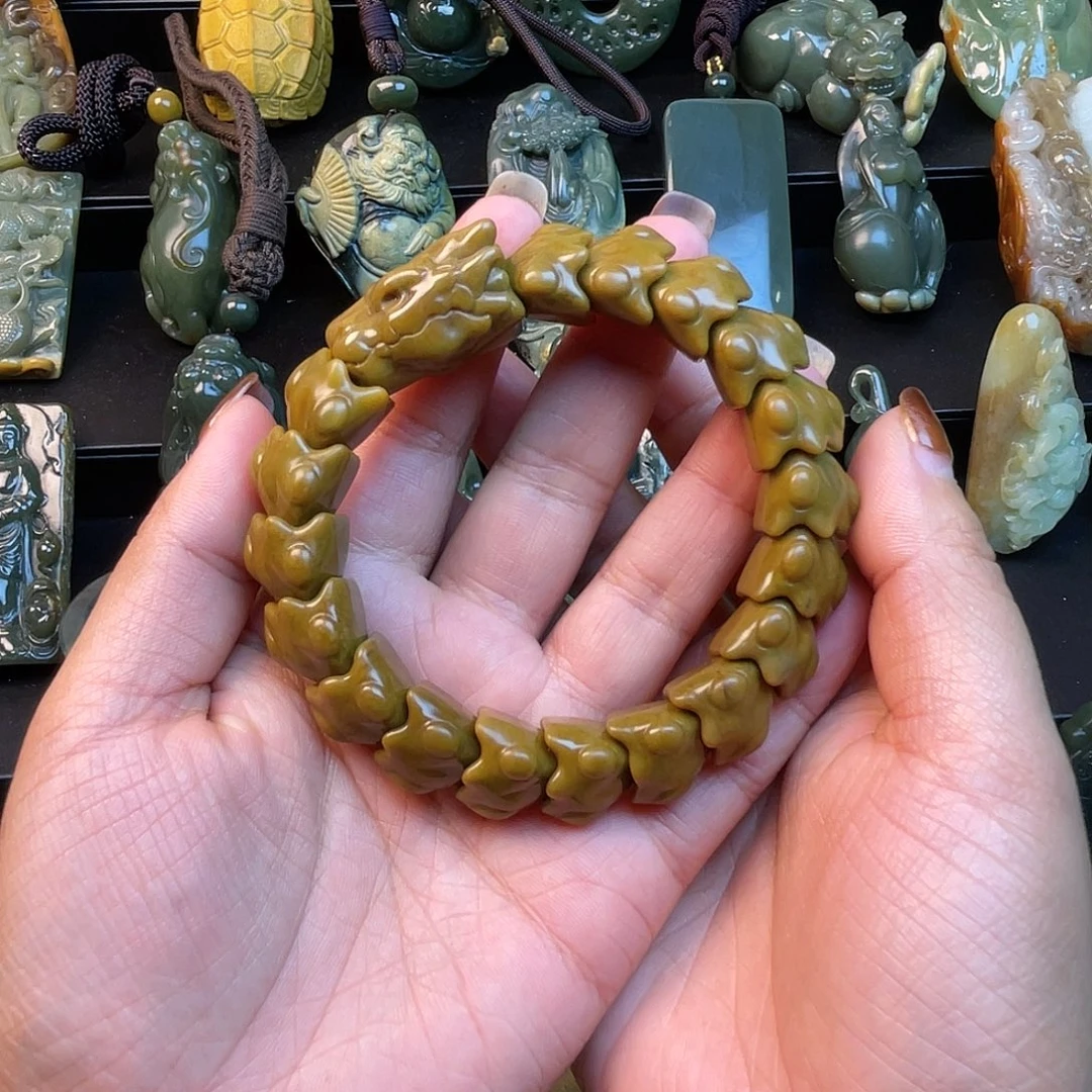 乌***！透闪石质玉未镶嵌手链