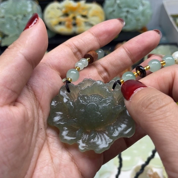 蛇纹石玉未镶嵌颈饰