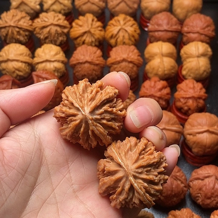 文玩核桃吊坠火麒麟