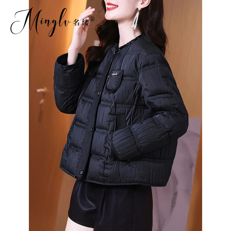 2025冬季精美时尚小香风短款高级感通勤圆领轻奢柔软羽绒服外套女